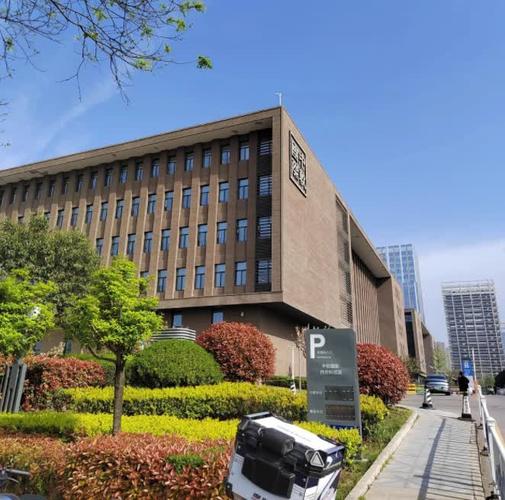 朋友在西安做软件开发,给我吐槽他们公司最近入职了一位新同事,上家